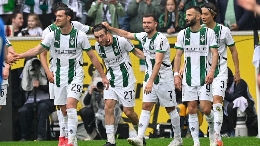 Mehrere Spieler von Borussia Mönchengladbach laufen über den Platz.