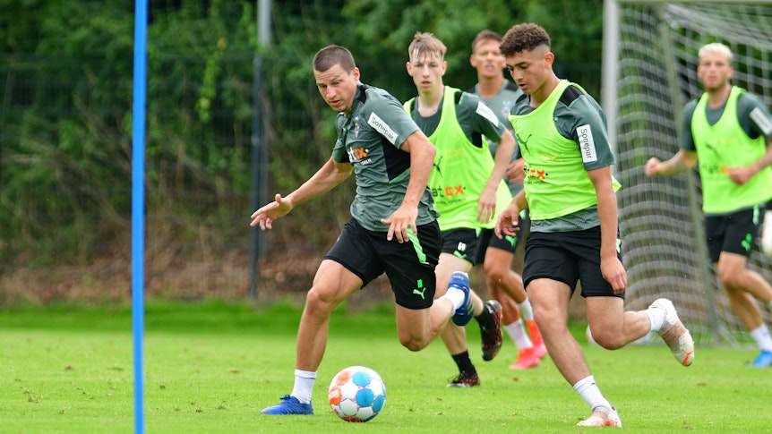 Moustafa Moustafa im Zweikampf gegen Stefan Lainer.