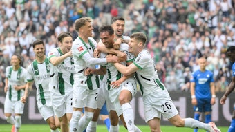 Spieler von Borussia Mönchengladbach bejubeln einen Treffer.