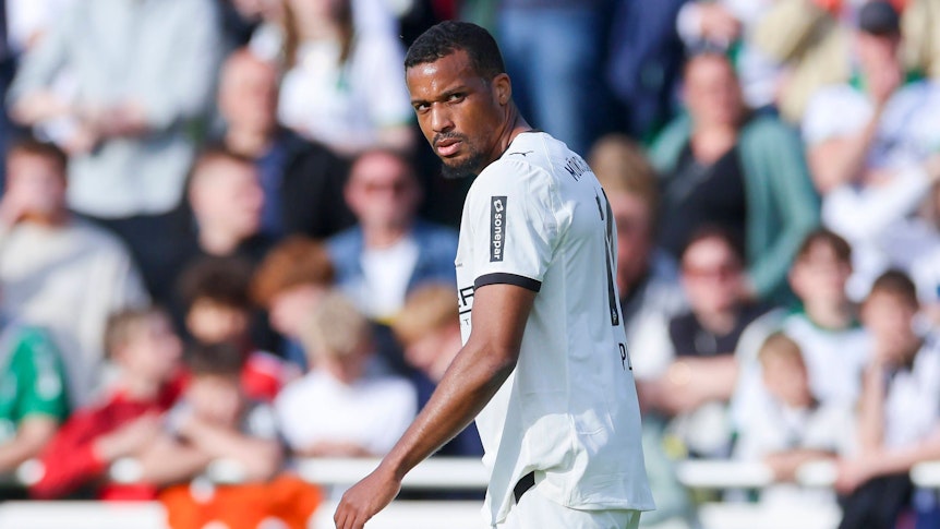 Alassane Plea schaut wütend über die eigene Schulter.