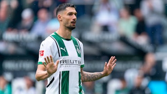 Tim Kleindienst streckt die Hände zum Nicht-Jubel aus.