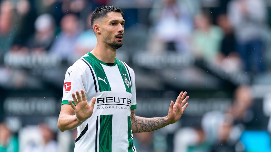 Tim Kleindienst streckt die Hände zum Nicht-Jubel aus.