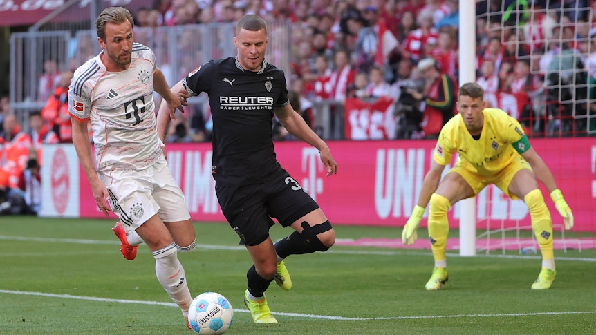 Harry Kane wird von Nico Elvedi verteidigt, Omlin schaut zu.