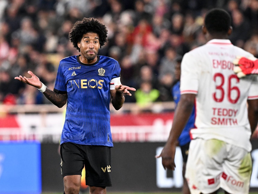 Dante hält unschuldig die Hände vor Monacos Embolo hin.