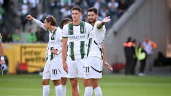 Tim Kleindienst zeigt genervt etwas und redet dabei mit Tomas Cvancara.
