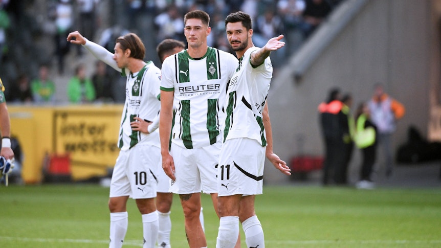 Tim Kleindienst zeigt genervt etwas und redet dabei mit Tomas Cvancara.
