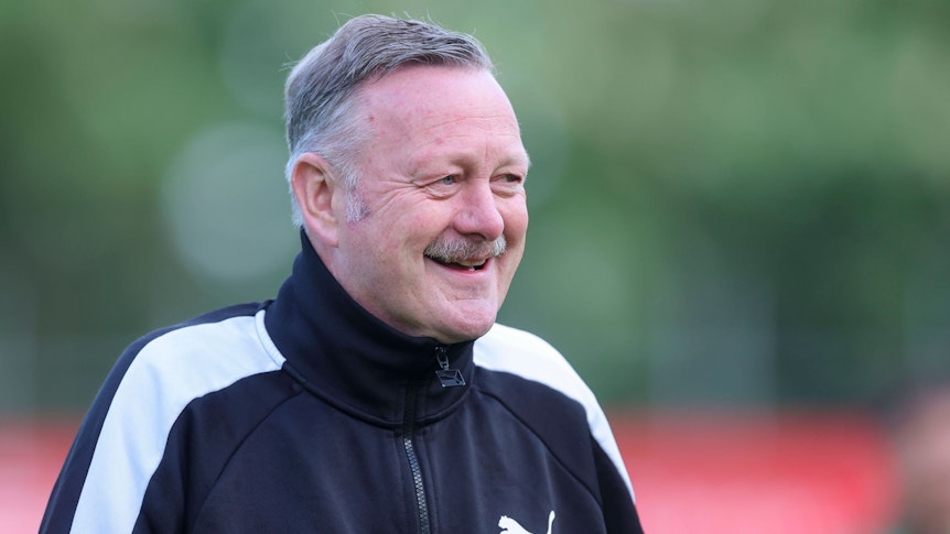 Gladbach-Sportchef Roland Virkus lacht.