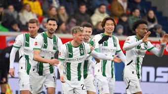 Spieler von Borussia Mönchengladbach bejubeln einen Treffer.