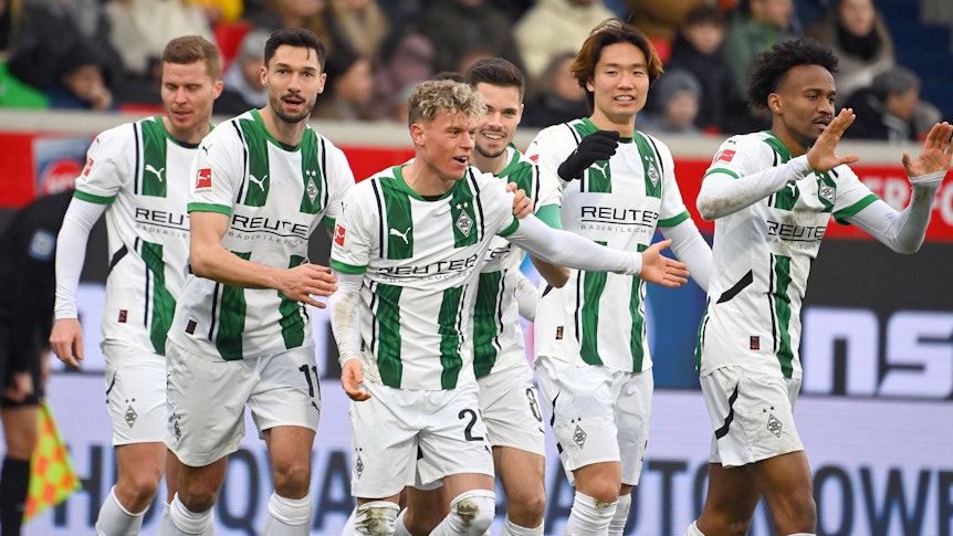 Spieler von Borussia Mönchengladbach bejubeln einen Treffer.