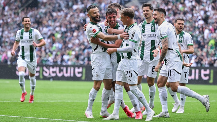 Fabio Chiarodia feiert mit seinen Teamkollegen seinen ersten Bundesliga-Treffer am 3. Mai 2025 gegen die TSG Hoffenheim.