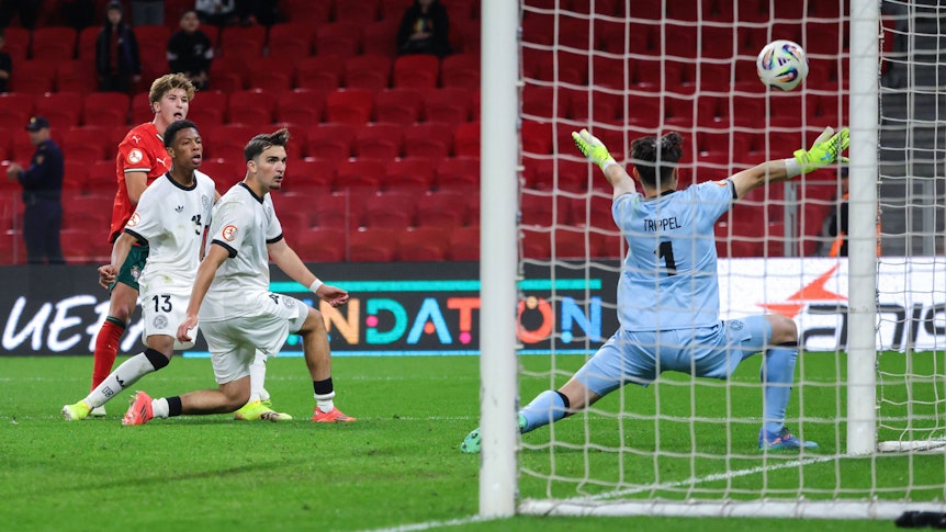 Keeper Marcello Trippel am 25. Mai 2025 im Tor der deutschen U17-Auswahl bei der Europameisterschaft.