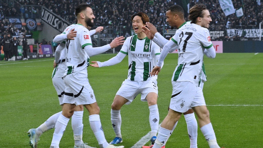 Ko Itakura jubelt mit seinen Teamkollegen nach einem Tor.