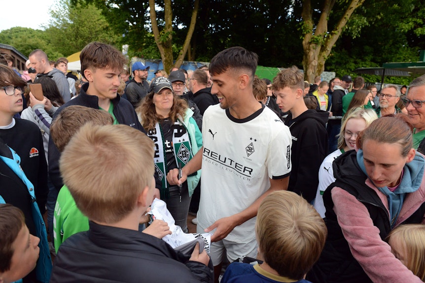 Fabio Chiarodia verteilt Fotos an seine Fans.