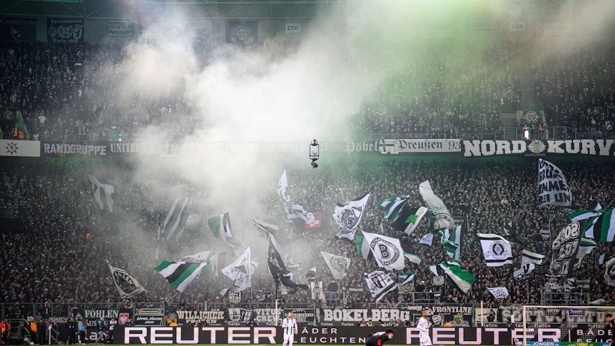 Fankurve am 08. Februar 2025 beim Duell gegen den SC Freiburg.