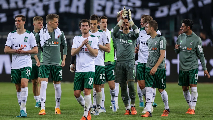 Spieler von Borussia Möchengladbach jubeln mit den Fans.