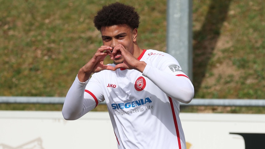 Justin Adozi von den Sportfreunden Siegen bejubelt einen Treffer.