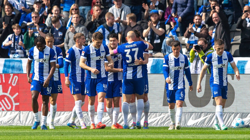 Spieler von Hertha BSC bejubeln einen Treffer.