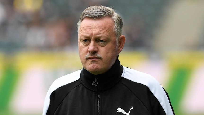 Ein skeptischer Roland Virkus vor der Bundesliga-Partie von Borussia Mönchengladbach gegen die TSG Hoffenheim.