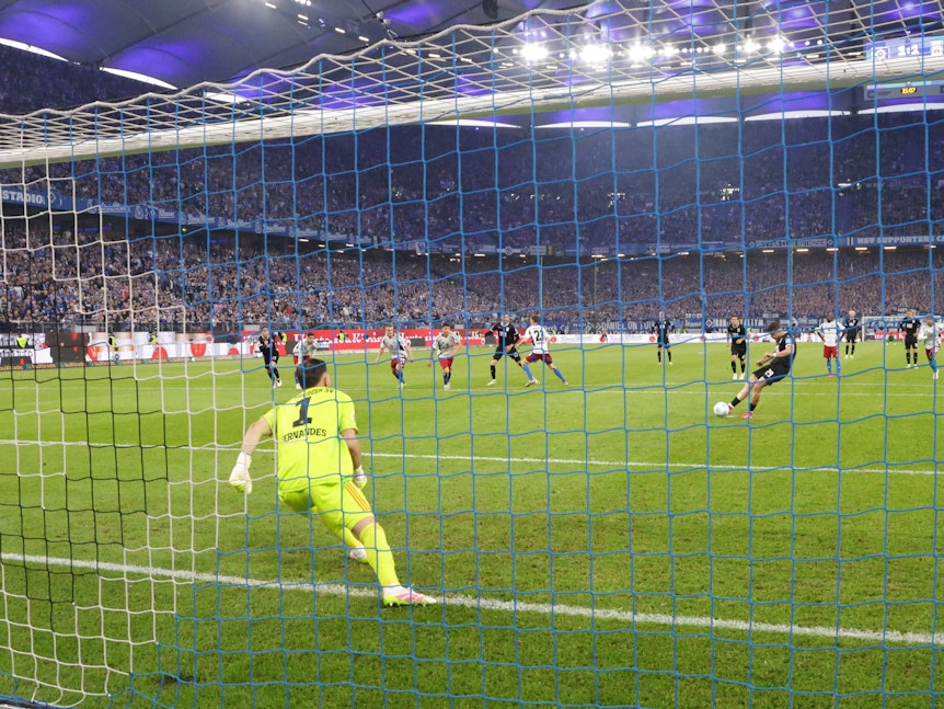 Semir Telalovic verschießt einen Elfmeter gegen den HSV.