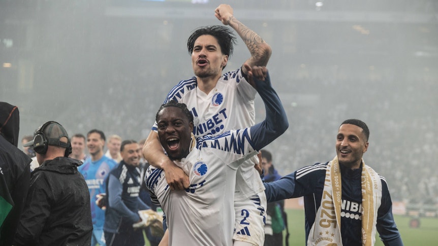 Kevin Diks und Elias Achouri beim Feiern der Meisterschaft am 25. Mai 2025.