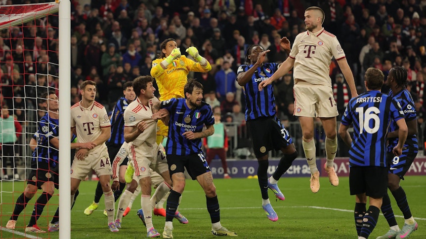 Inter Mailand Spieler und FC Bayern Spieler vor dem Tor der Mailänder.
