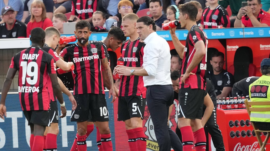 Gerardo Seoane macht taktischen Anweisungen als Trainer von Bayer Leverkusen.