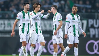 Spieler von Borussia Mönchengladbach bejubeln einen Sieg.