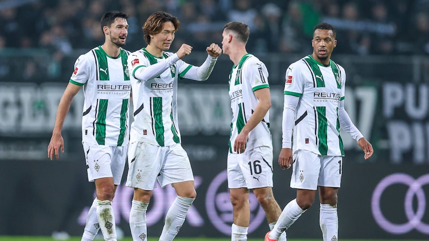 Spieler von Borussia Mönchengladbach bejubeln einen Sieg.