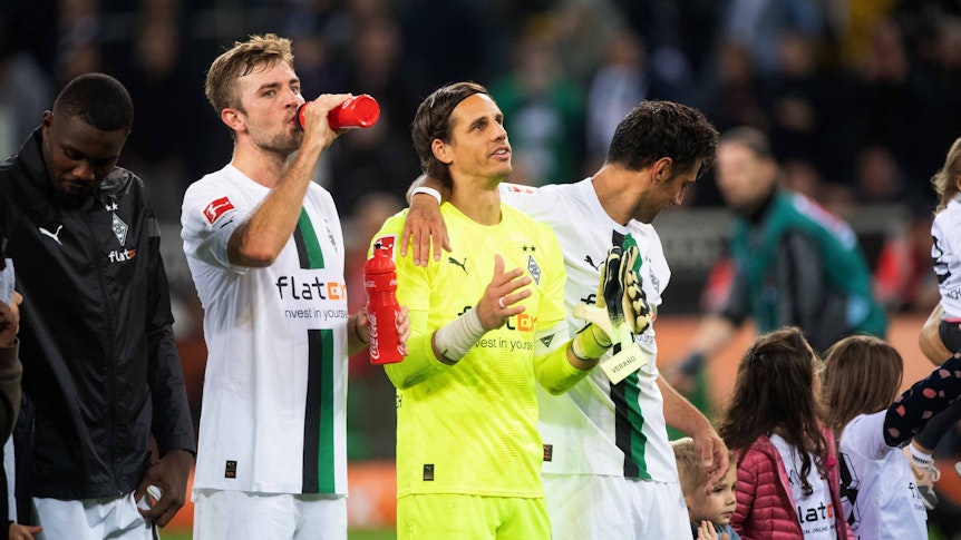 Christoph Kramer und Yann Sommer jubeln mit den Fans von Borussia Mönchengladbach.