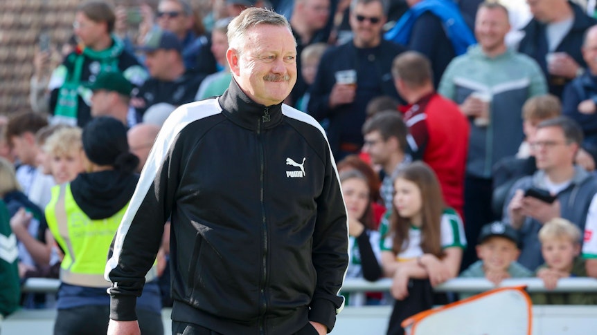 Roland Virkus mit einem Lächeln beim Testspiel von Borussia Mönchengladbach gegen Eintracht Rheine.