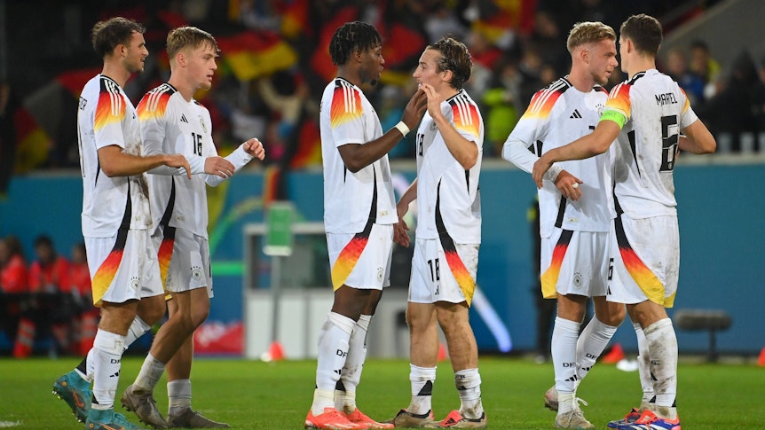 Spieler der deutschen U21-Nationalmannschaft klatschen sich ab.