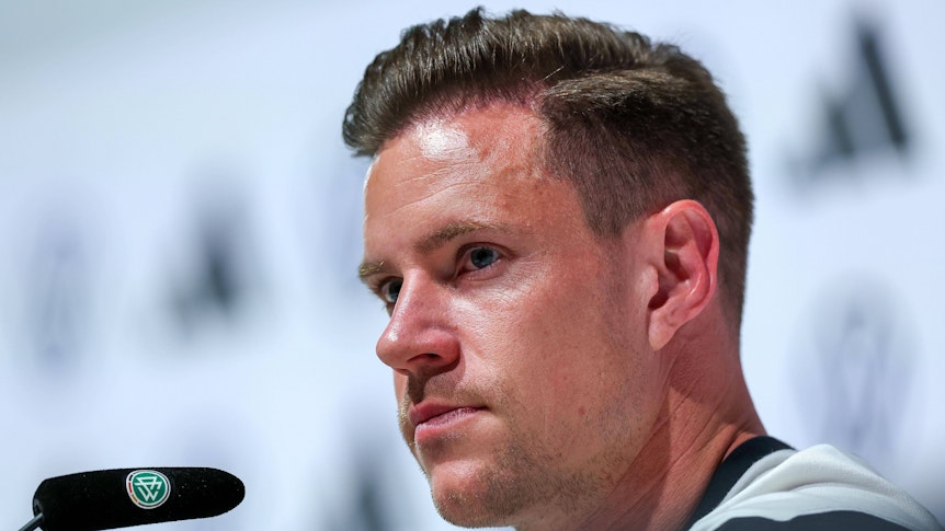 Marc-André ter Stegen am Mikrofon.