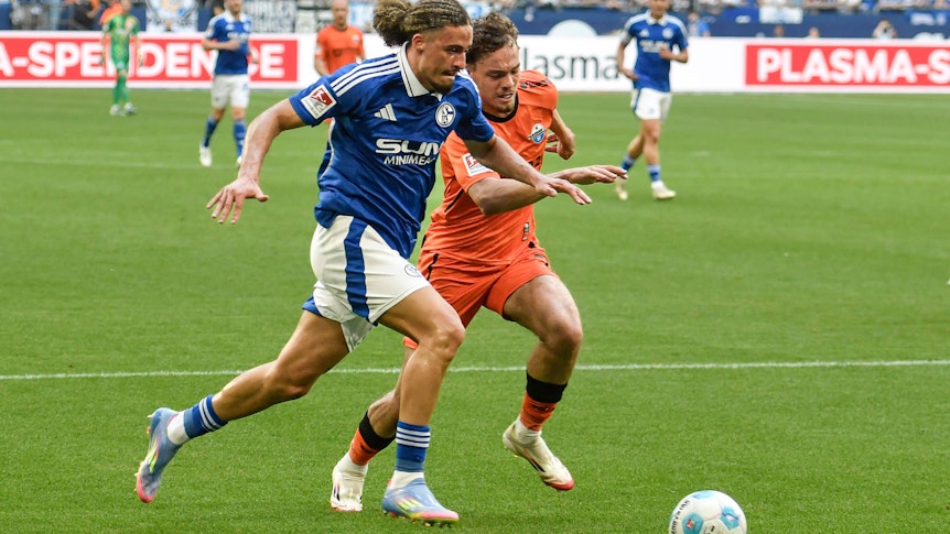 Taylan Bulut und Aaron Zehnter in einem Zweikampf.