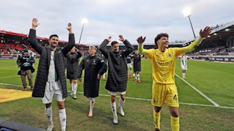 Spieler von Borussia Mönchengladbach feiern mit den Fans.