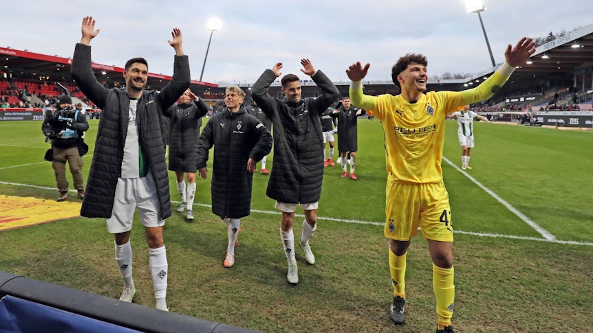 Spieler von Borussia Mönchengladbach feiern mit den Fans.