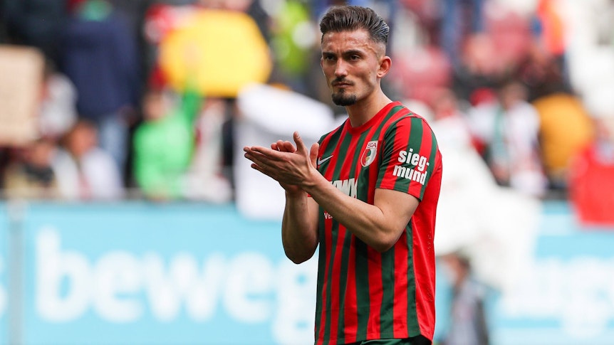 Andi Zeqiri enttäuscht nach einer Niederlage mit dem FC Augsburg.