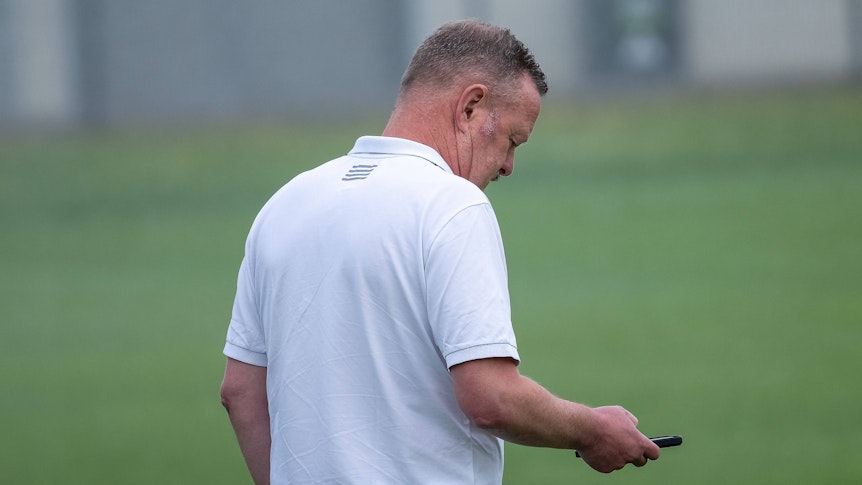 Roland Virkus am Handy.