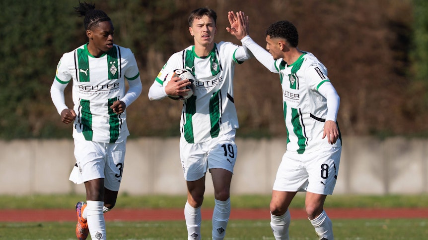 Spieler der U23 von Borussia Mönchengladbach jubeln über einen Treffer.