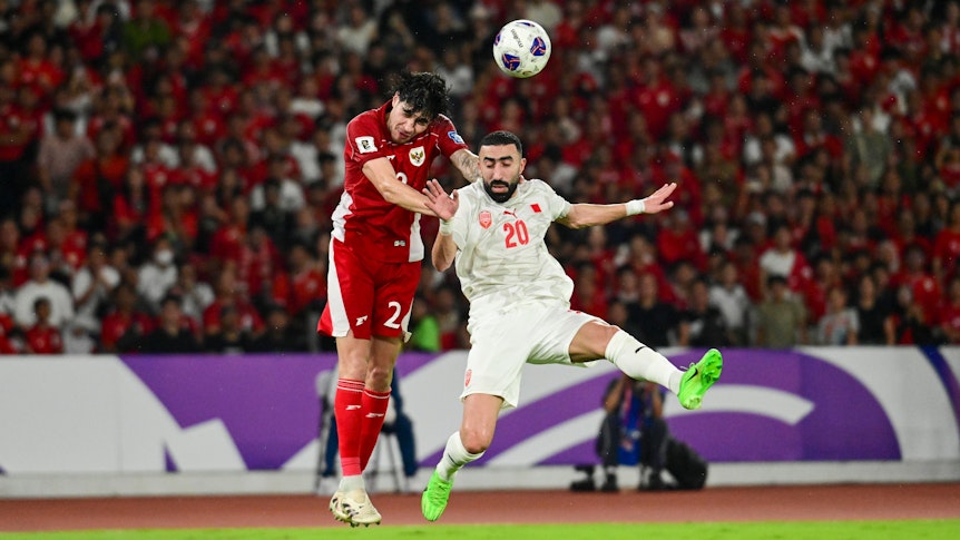 Kevin Diks im Einsatz für die Nationalmannschaft Indonesiens gewinnt ein Kopfballduell.