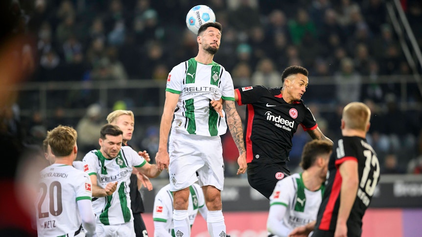 Tim Kleindienst gewinnt ein Kopfball-Duell gegen Tuta.