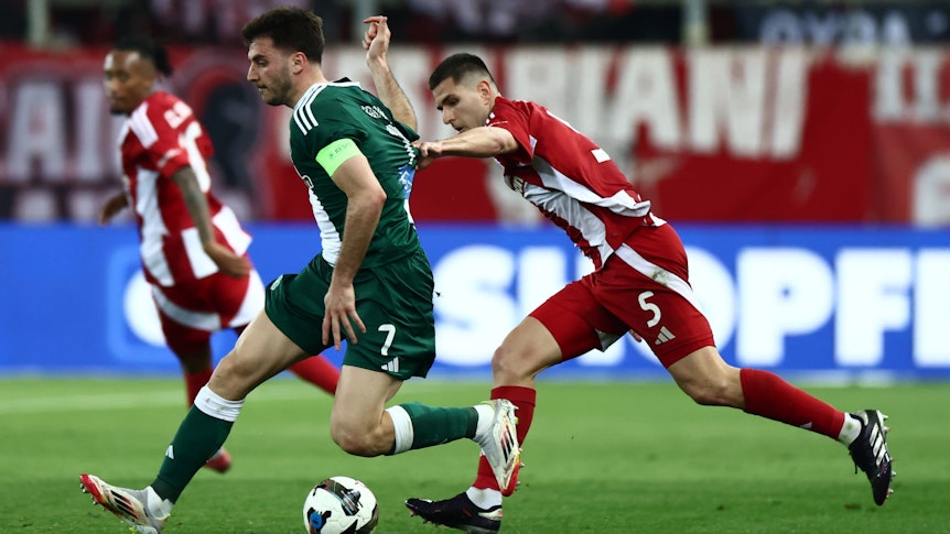 Fotis Ioannidis von Panathinaikos Athen behauptet den Ball.