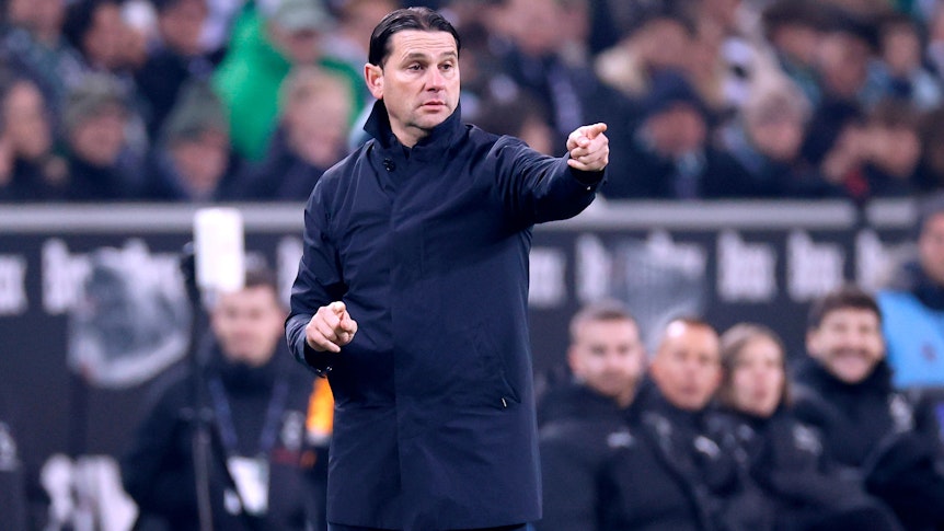 Gerardo Seoane coacht an der Seitenlinie im Spiel gegen Eintracht Frankfurt.