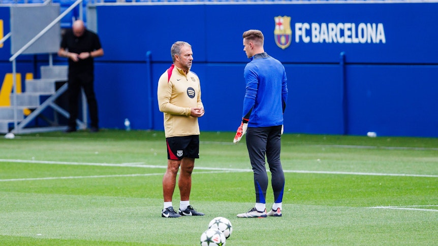 Hansi Flick im Gespräch mit Marc-André ter Stegen.
