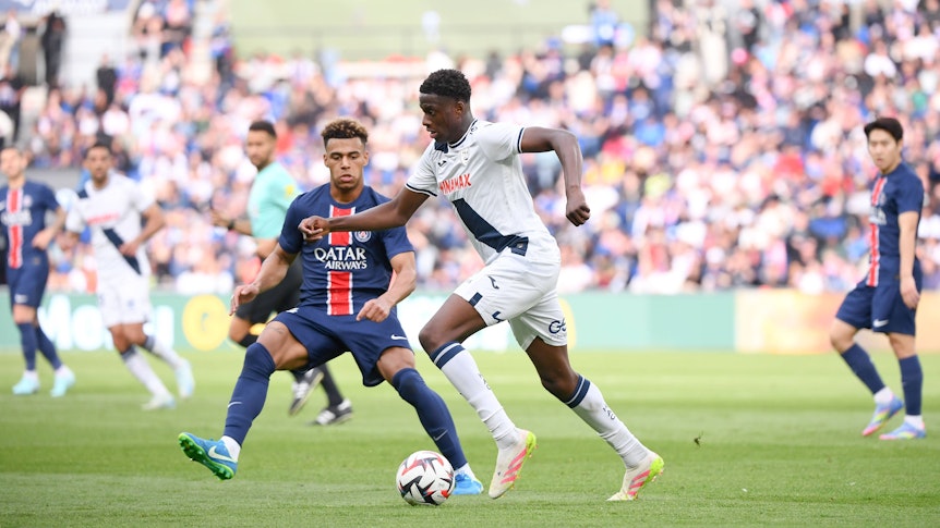 Mahamadou Diawara (r.) mit Ball in Aktion.