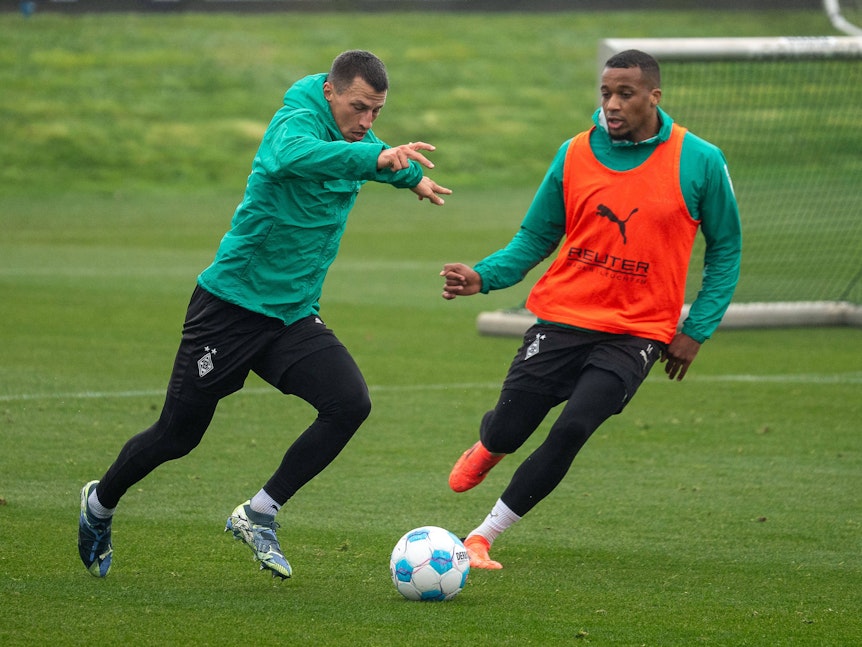 Stefan Lainer im Trainingsduell mit Alassane Plea.