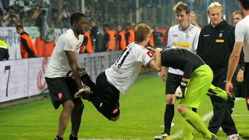 Gladbach-Jubel in der Bundesliga-Relegation: Mohamadou Idrissou, Marco Reus und Marc-André ter Stegen feiern am 25. Mai 2011 in artistischer Pose.