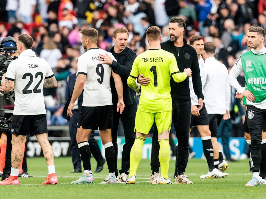 Julian Nagelsmann und Sandro Wagner trösten Marc-André ter Stegen nach der Niederlage gegen Frankreich.