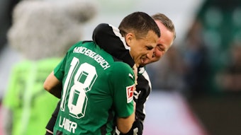 Roland Virkus umarmt Stefan Lainer.