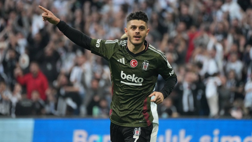 Milot Rashica jubelt im Trikot von Besiktas.