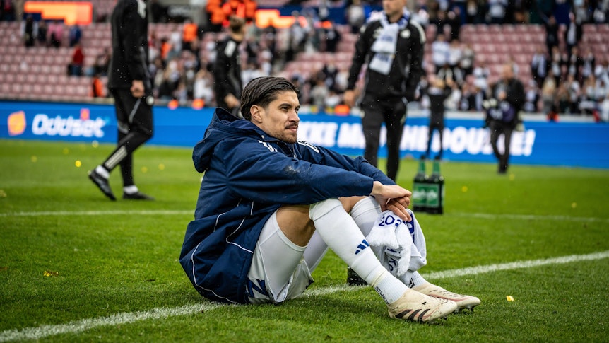 Fohlen-Neuzugang Kevin Diks sitzt auf dem Boden.